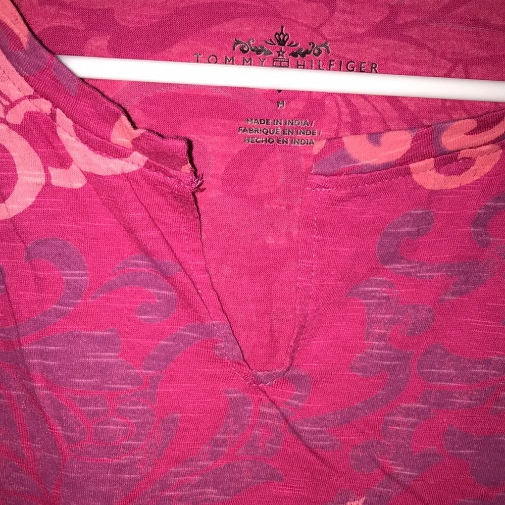 ✅Tommy Hilfiger V Neck Tee - Picture 3 of 7